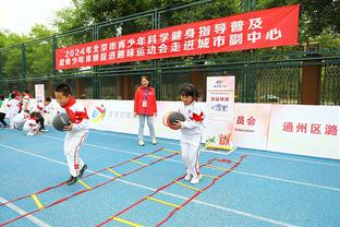 波杰姆斯基赛后返场与朋友及粉丝互动 腰伤无碍下一场可以打